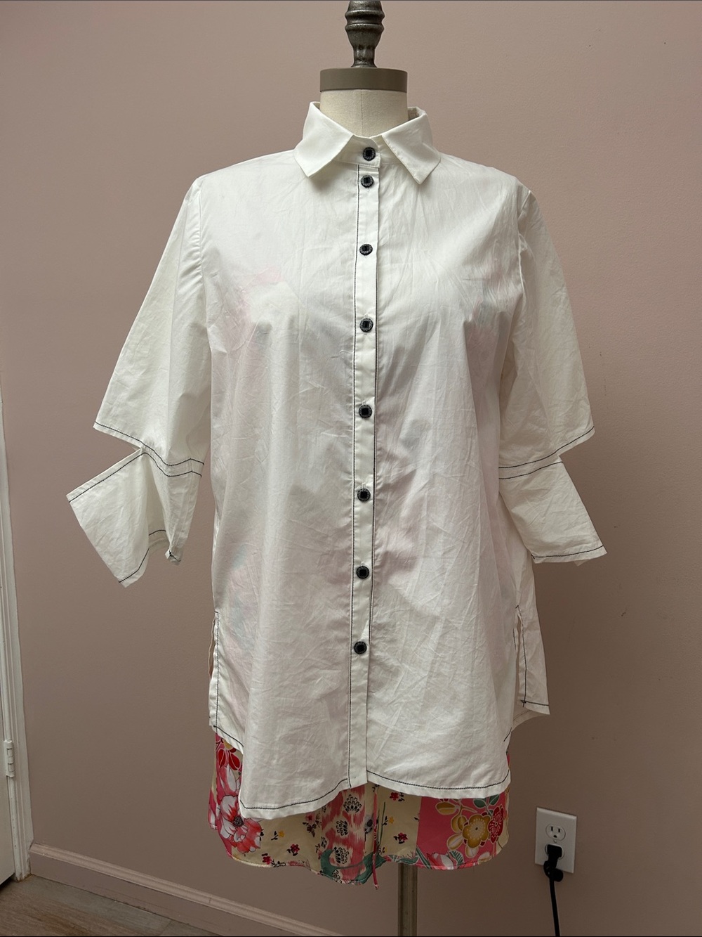 Ozai n Ku Classic White Button-Down Shirt with Contrast Stitching Cotton size M